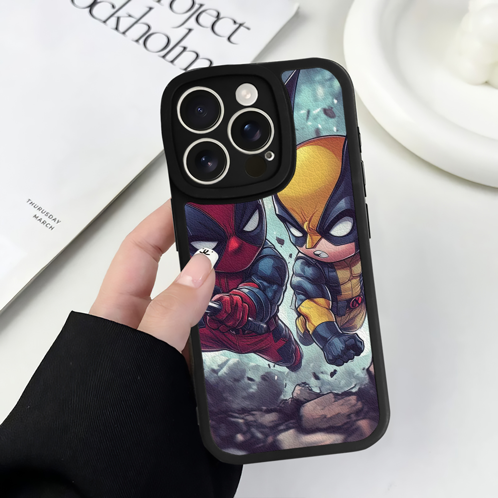 （画像用） Deadpool デッドプール 【iPhone 16シリーズ対応】シリコンスマホケース（レザー調） 材質：シリコン